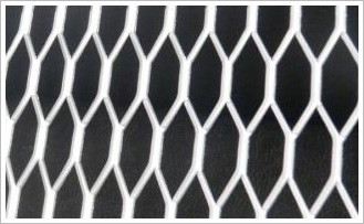 六角钢板网是由菱形钢板网改变生产模具演变而来，由于六角钢板网斜边与直边角度偏大，所以生产六角钢板网时，选用韧性较强的金属板材，但由于其特有的物理结构，六角钢板网具备菱形钢板网属性的同时，自身又具备：韧